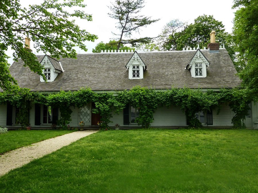 The same house in 2011, ivy along the porch and a mown lawn in front.
