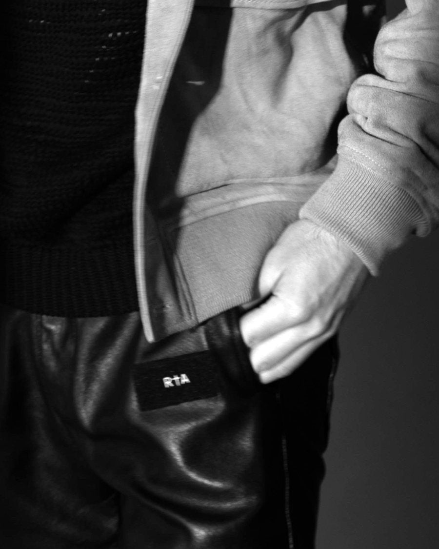 A hand in the pocket, the RTA label